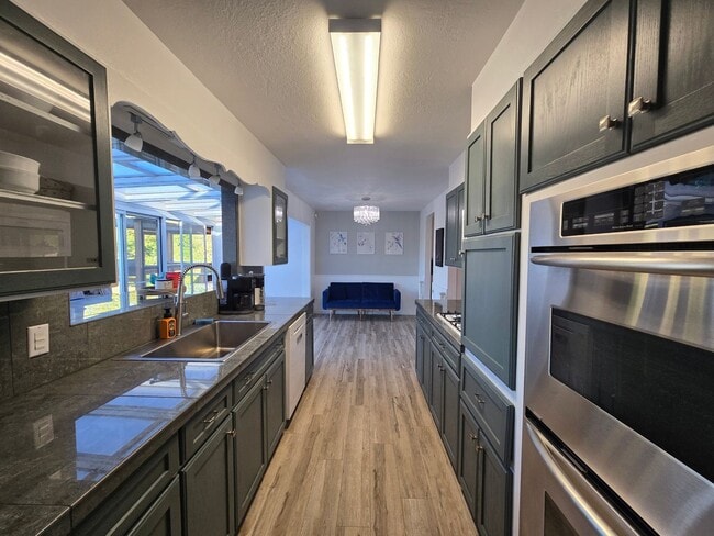 Building Photo - Stunning 4BR/2BA Fortuna home in quiet nei...