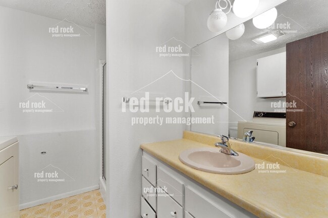 Building Photo - 820 S Liberty Dr