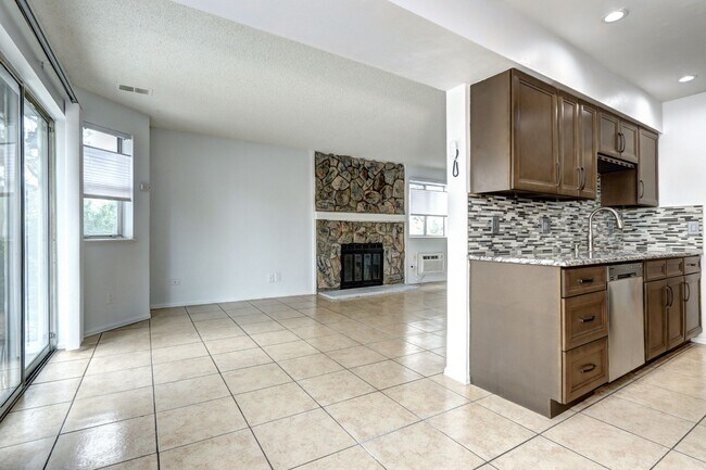 Building Photo - 2 bed 1 bath Condo in Victoria Crossing II