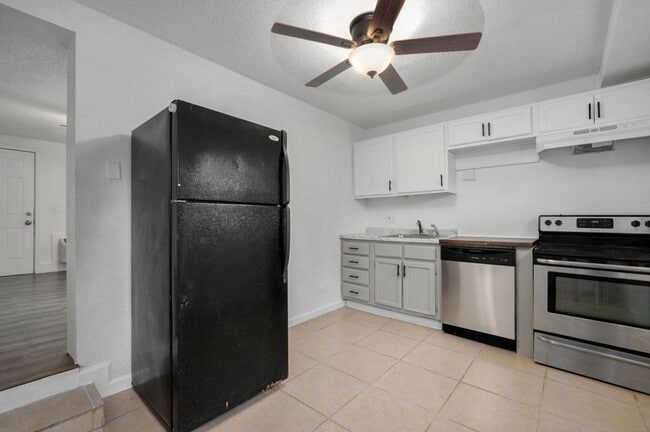 Building Photo - 21 Larue St