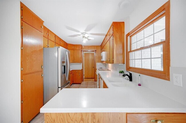 Building Photo - 922 Oak Ln