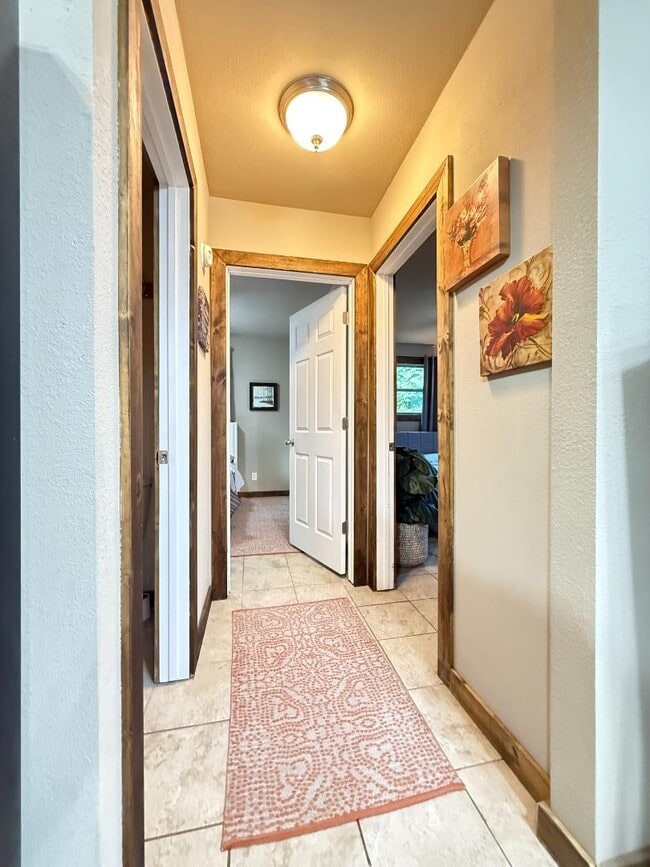 Building Photo - 343 Knob Hill Cir