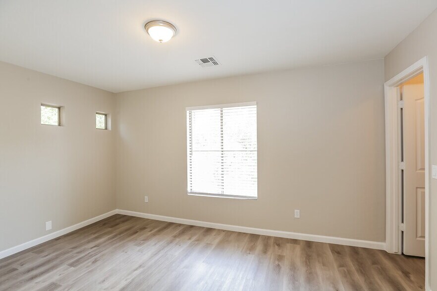 Building Photo - 1341 E Dunbar Dr
