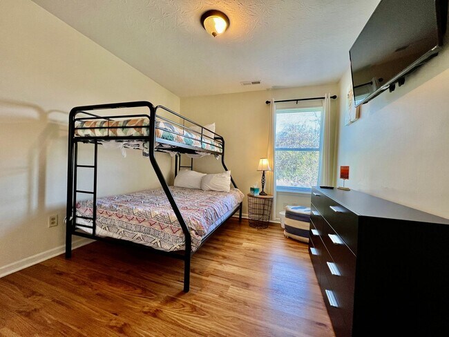 Building Photo - 3 Bedroom 1 Bathroom Attached House