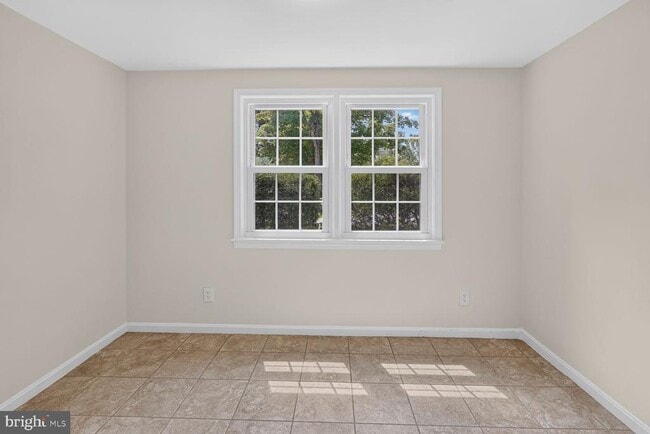 Building Photo - 6035 Chatsworth Ln