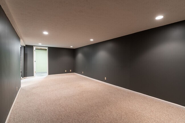 Building Photo - Welcome to this charming 3-bedroom, 2 full...