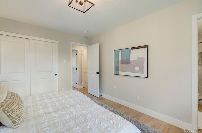 Building Photo - 5 Bedroom 3 Bathroom in Denver's Southmoor...