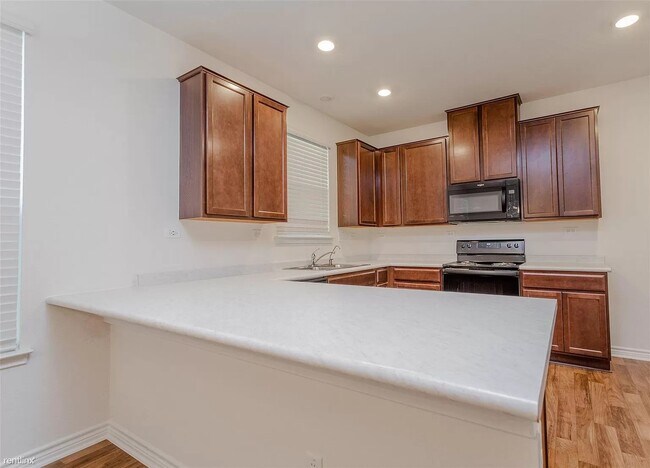 Building Photo - This spacious 4-bed/3-bath two-story renta...