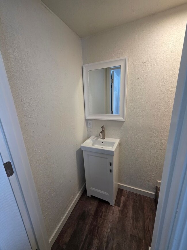 Building Photo - 940 W Weiland Ave