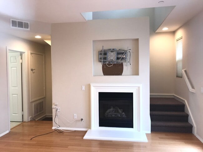 Building Photo - Located in the very popular northwest area...