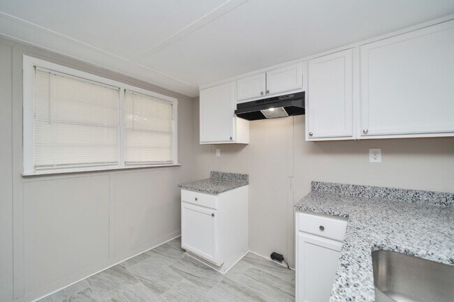 Building Photo - ? Adorable Bungalow Home in Highly Desirab...
