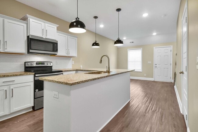 Building Photo - Two Bedroom Townhouse!