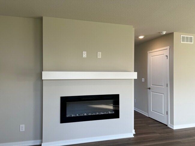 Building Photo - 1090 Bel Aire Ct