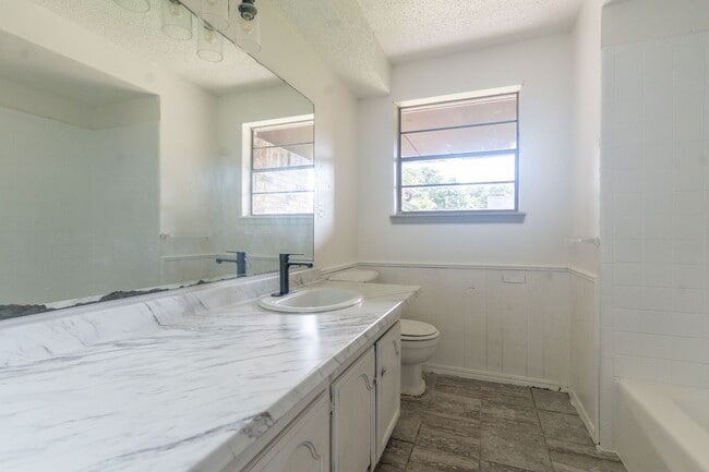 Building Photo - Cute 5 Bedroom House!