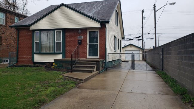 Building Photo - 28833 Groveland St