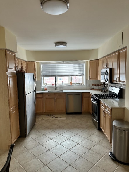 Building Photo - 650 S River Rd