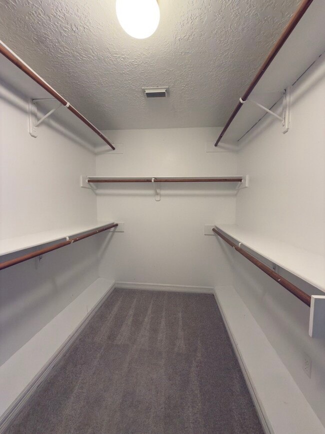 Building Photo - 1800 Carriage Run W