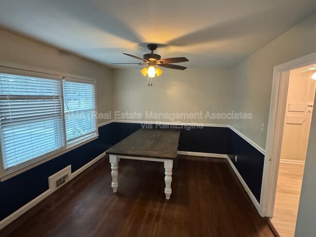 Building Photo - 1122 Maple Dr