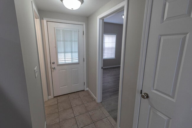 Building Photo - 1938 Center St