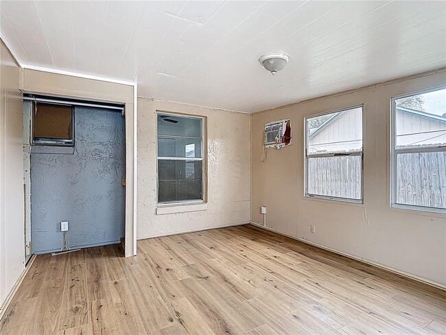 Building Photo - 115 Lindenwood Ln