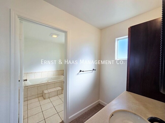 Building Photo - 5426 Lewis Ave