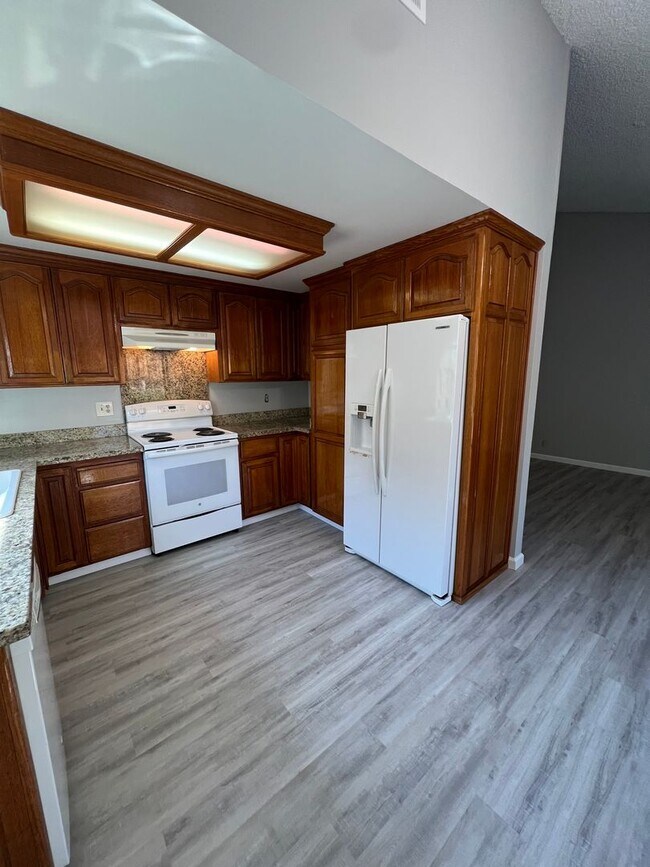 Building Photo - Newly Updated 4/2 Home! Remodeled Bathroom...