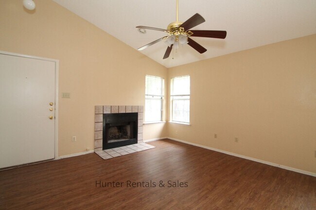 Building Photo - Dreamy Three-Bedroom - 1st month free with 1 year lease