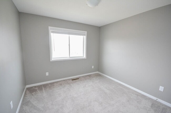 Building Photo - Exceptional townhouse with premium feature...