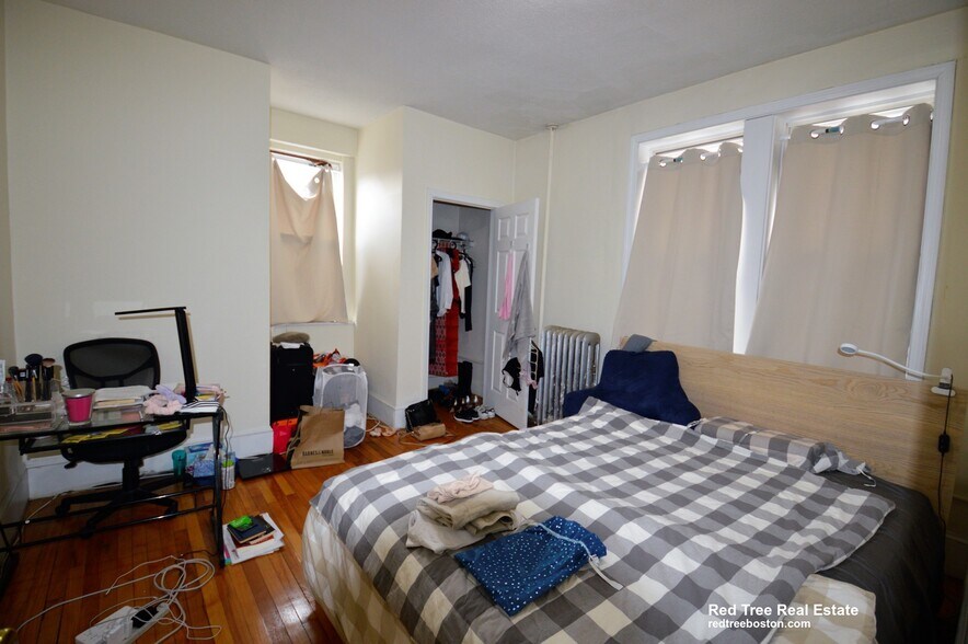 Building Photo - 324 St Paul St