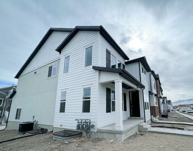 Building Photo - New Townhome