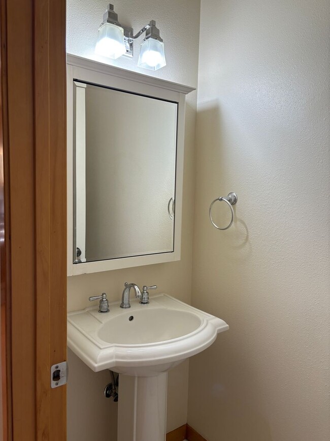 Building Photo - Spacious Lewis & Clark 4-Bedroom Home