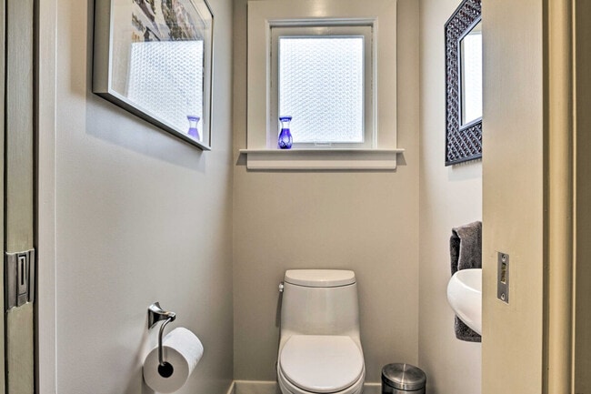 Building Photo - 233 Ashbury St