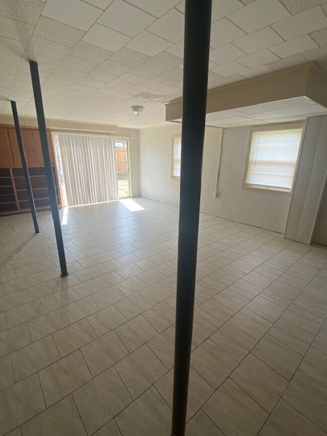 Building Photo - Renovated 3 Bedroom 3 Bath Home with Gameroom/4th Bedroom for Rent!