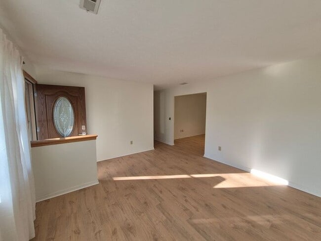 Building Photo - Charming 3BR 1.5BA Home w/ In-Unit Laundry + Central Air + Garage in Avon