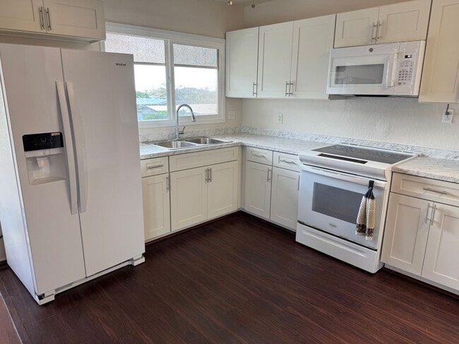 Building Photo - Hawaii Kai, Upstairs duplex, small 3 bedroom, 1 bath newly renovated duplex unit, No pets