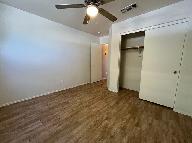 Building Photo - 2 BEDROOM PLUS DEN NEAR ARROWHEAD SHOPS