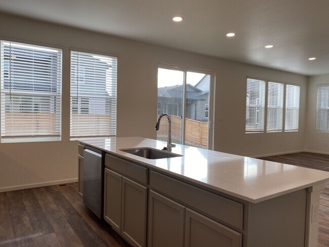 Building Photo - Exquisite 3 Bed 2.5 Bath Single Family Home