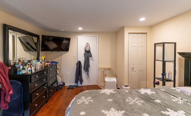 Building Photo - Beautiful 2 bedroom Bi level unit