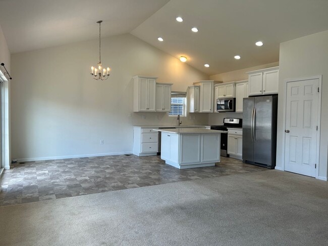 Building Photo - Stunning 4 bedroom 2.5 Bathroom Home in Ma...