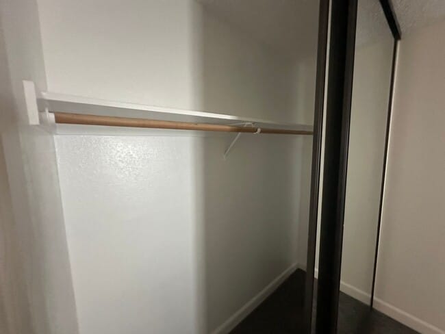 Building Photo - Modern Reno apartment 2 bedroom 1 bath! Co...