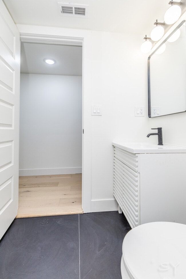 Building Photo - 1830 S Peoria St