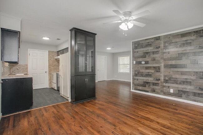 Building Photo - $500 Off Move In Special – First Month