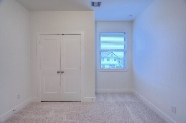 Building Photo - 1535 Crystal Stream Dr