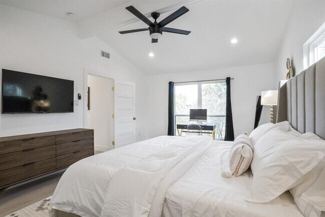 Building Photo - 2001 Wychwood Dr