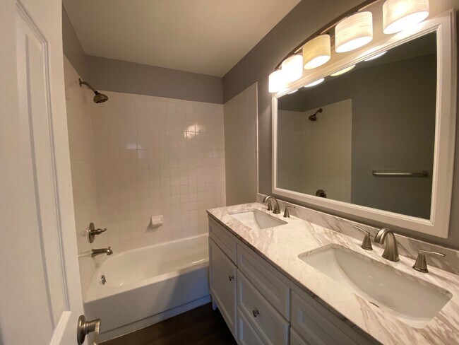 Building Photo - Spacious Aurora Townhome