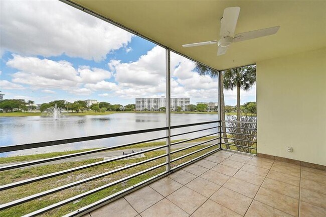 Building Photo - 2801 N Palm Aire Dr