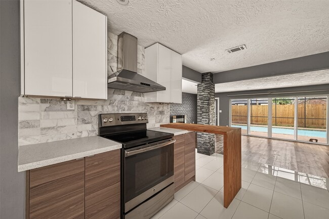 Building Photo - 2130 Round Lake Dr