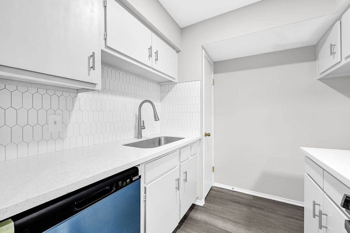 Building Photo - 6410 Del Monte Dr