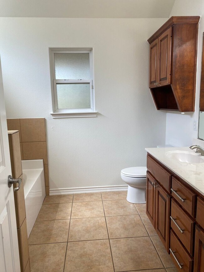 Building Photo - 4 BEDROOM IN RED ROCK, BELTON ISD