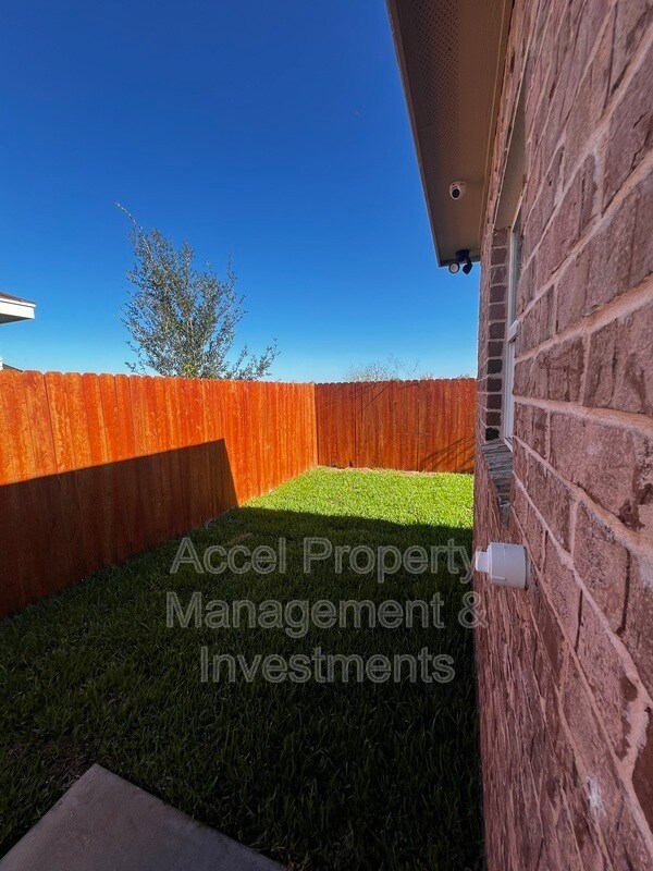 Building Photo - 1327 W Garfield Ave